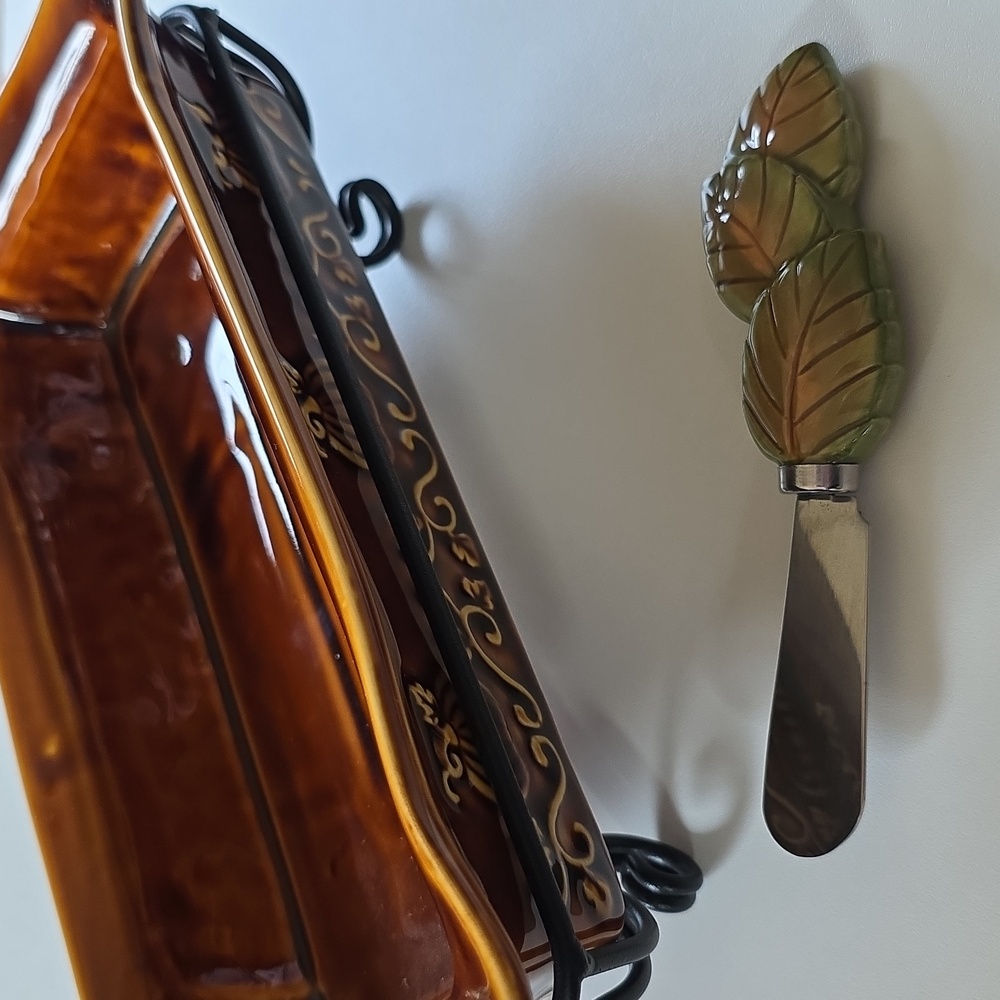 Harvest Ceramic Serving Dish with Leaf Spreader And Wire Rack